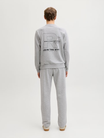 JJ Rebel - Sweatshirt 'JREBZAKI' em cinzento