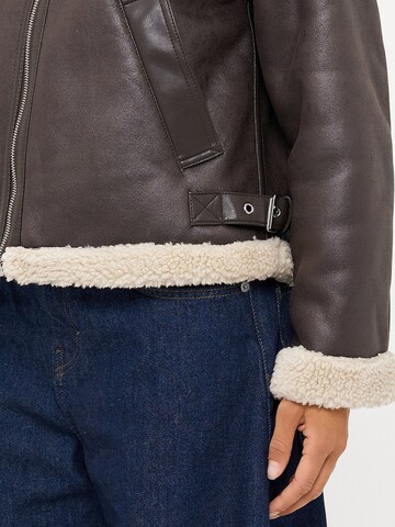 Vero Moda Petite Between-season jacket 'VMVIRGINIA' in Brown