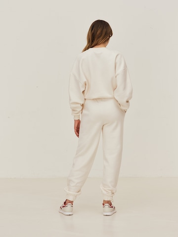 ABOUT YOU x Sofia Tsakiridou - Loosefit Pantalón 'Yasmin' en blanco