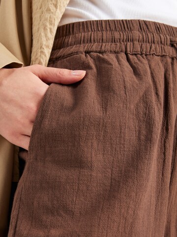 ONLY Loose fit Pants 'ONLTIZANA' in Brown