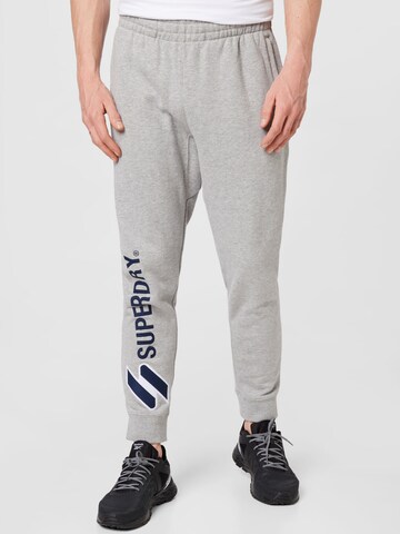 Superdry Tapered Hose in Grau: predná strana