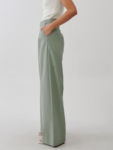 Tussah Regular Панталон 'JULIE' в зелено: отзад