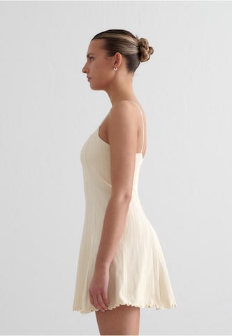 Aim'n Dress in White
