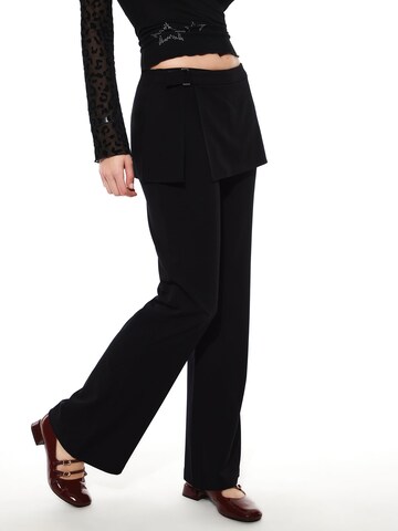 Flared Pantaloni di SHYX in nero: frontale