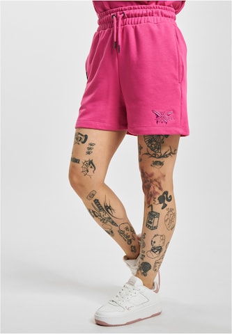 Karl Kani Regular Workout Pants in Pink: front