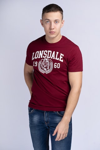 Tricou 'Staxigoe' de la LONSDALE pe roșu: față