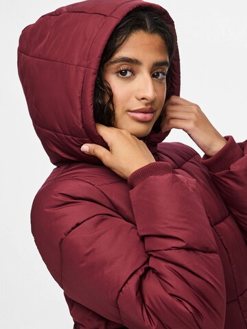 Veste d’hiver 'PCBee' PIECES en rouge