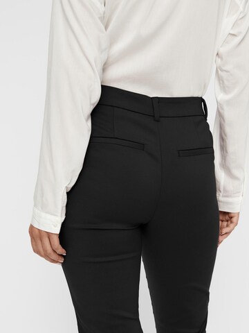 Vero Moda Petite - Tapered Pantalón 'Victoria' en negro