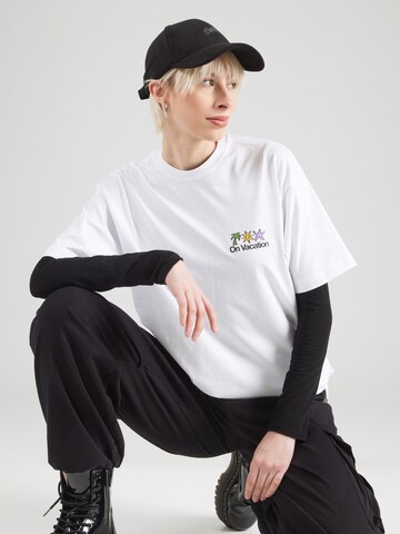 T-shirt 'Holiday Service' On Vacation Club en blanc
