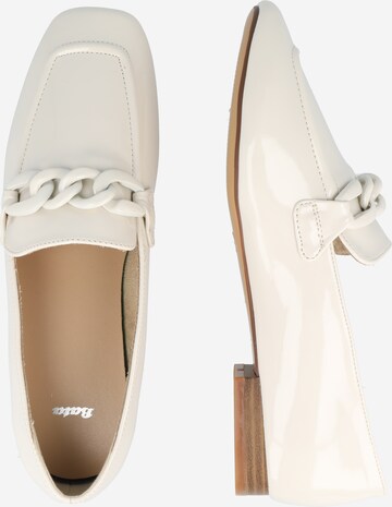 Chaussure basse Bata en blanc