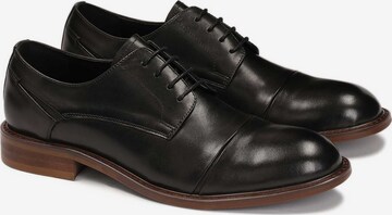 Pantofi cu șireturi de la Kazar pe negru