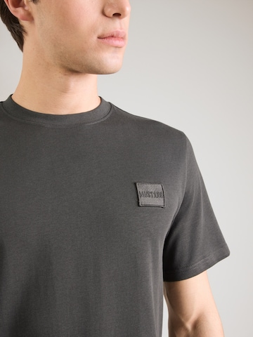 MUSTANG Футболка 'Austin' в Серый