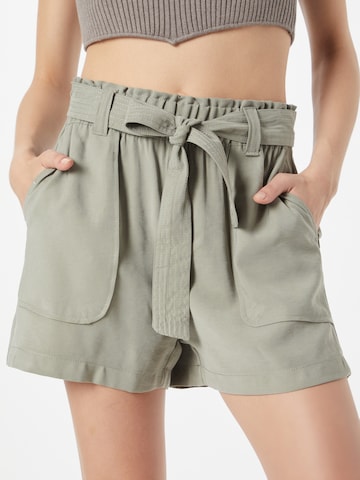 Stitch and Soul Loosefit Shorts in Grün