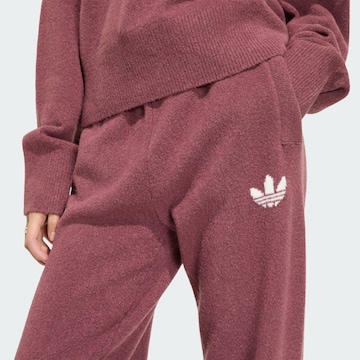 ADIDAS ORIGINALS - Acampanado Pantalón 'Essentials' en rojo