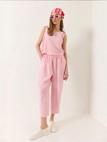 Completo pantalone di Bianco Lucci in rosa