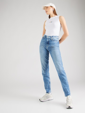 Calvin Klein Jeans Normální Džíny 'MOM Jeans' – modrá