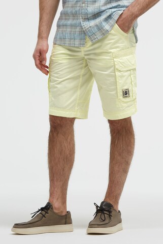 CAMP DAVID Regular Cargo Pants in Yellow: front