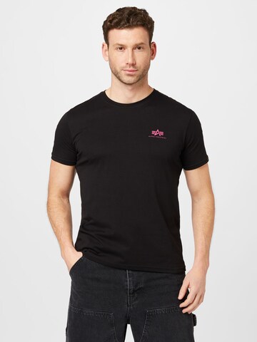 ALPHA INDUSTRIES - Ajuste regular Camiseta en negro: frente