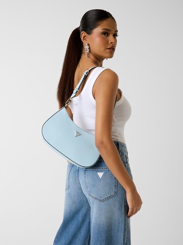 GUESS Schultertasche 'Noelle' in Blau: Vorderseite