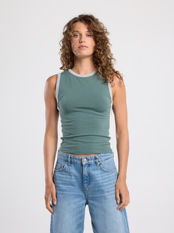 Haut America Today en vert : devant