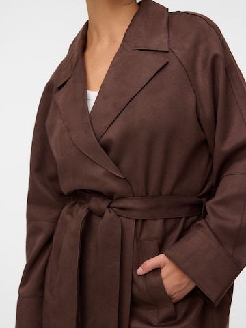Vero Moda Curve - Chaqueta de entretiempo en marrón