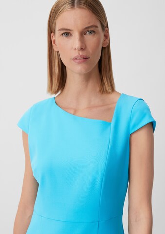 COMMA Pouzdrové šaty – modrá