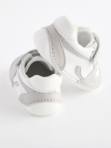 Sneaker de la Next pe gri