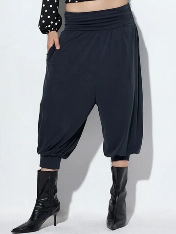 Loosefit Pantaloni modello harem di Busem in grigio: frontale