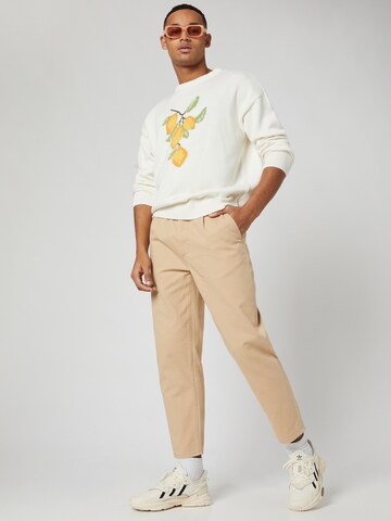 Pullover 'Lemon' di Kosta Williams x About You in bianco