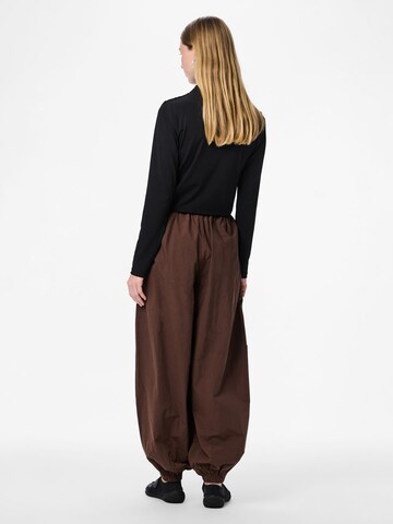 PIECES - Tapered Pantalón 'PCBella' en marrón