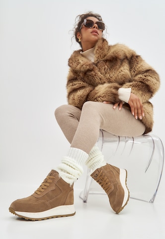 Bottines à lacets CESARE GASPARI en marron : devant