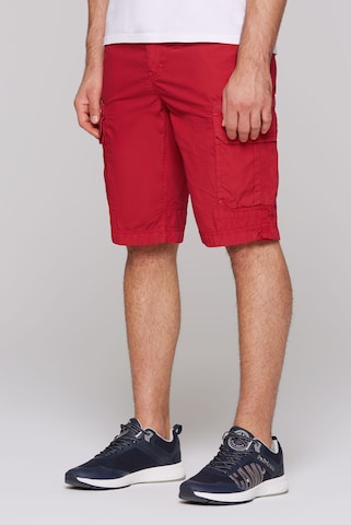 CAMP DAVID Regular Cargo Pants in Red: front