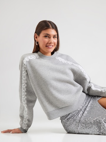 pilka ABOUT YOU Megztinis be užsegimo 'Sarina': priekis