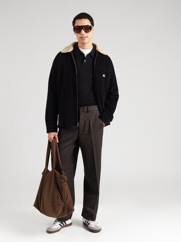 Abercrombie & Fitch Loosefit Élére vasalt nadrágok - barna