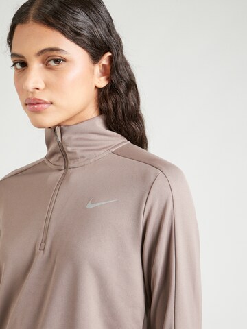 NIKE Funktionsbluse 'Pacer' i brun