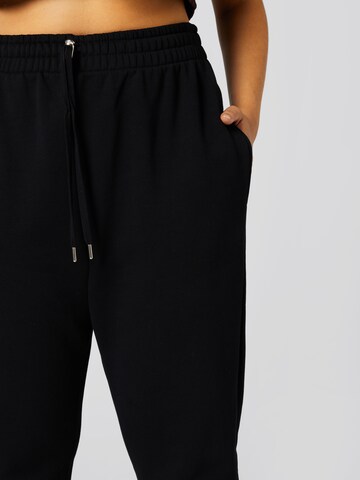 A LOT LESS - Tapered Pantalón 'Ida' en negro