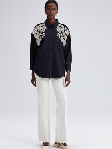 Touché Privé - Camiseta 'Embroidered Front Oversized Shirt' en negro