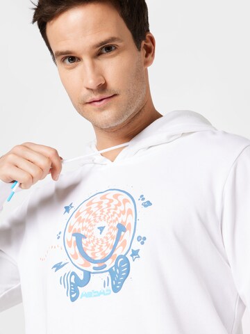 ADIDAS SPORTSWEAR - Sweatshirt de desporto 'TRAE' em branco