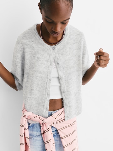 Pull&Bear Cardigan i grå: forside