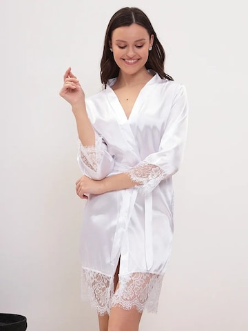 Halat pentru dimineață 'Halat satin' de la TrendyUp pe alb: față