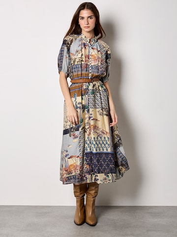 Apricot Patchwork Print Midi Dress ' ' in Blau: Vorderseite