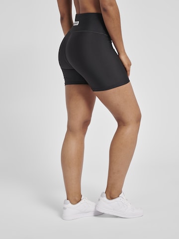 Hummel Slimfit Sportshorts 'Tola' in Schwarz