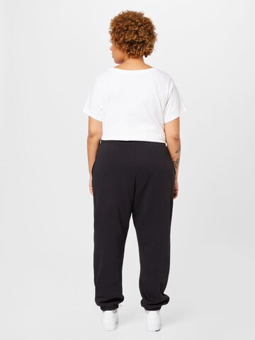 Tapered Pantaloni sport 'Phoenix' de la Nike Sportswear pe negru