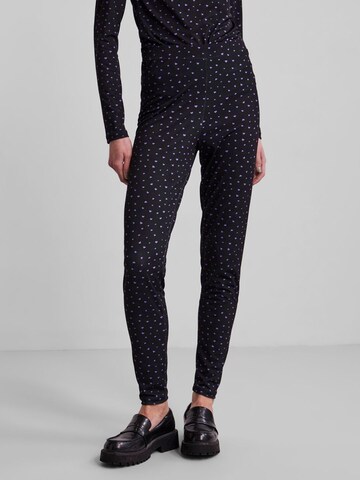 Skinny Leggings di PIECES in nero: frontale