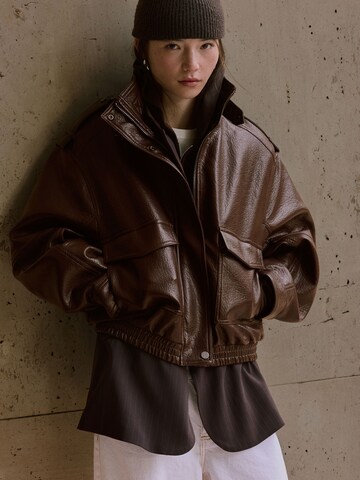 Veste mi-saison Bershka en marron : devant