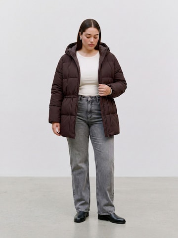 Vero Moda Curve - Chaqueta de invierno 'VMCKyra' en marrón