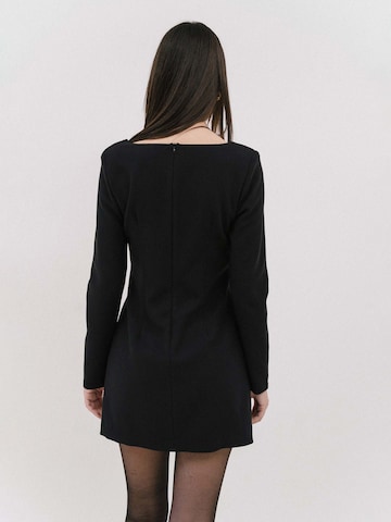 4TAILORS Klänning i svart