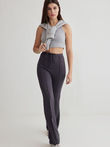 Trendyol Flared Hose in Grau: Vorderseite