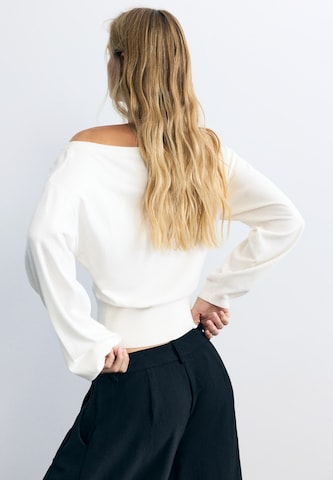 Pulover de la Pull&Bear pe bej
