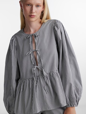 PIECES Bluse 'HOLLY' i grå